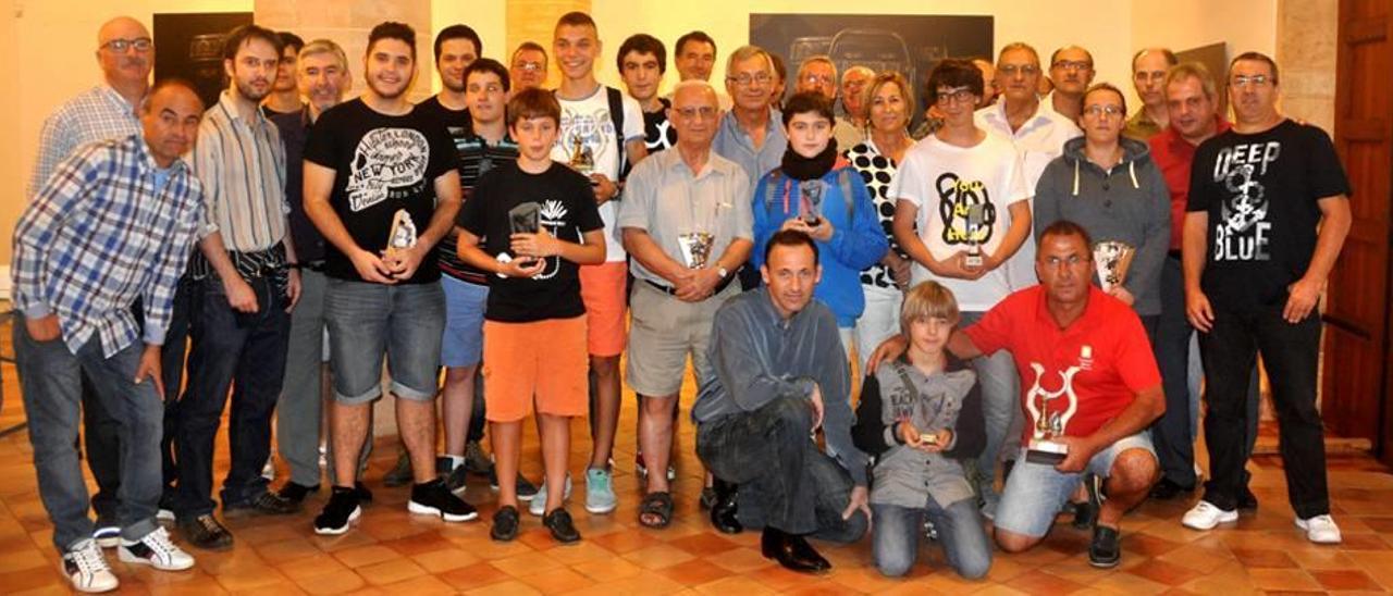 Foto de familia de los participantes en el Open del Migjorn celebrado en Campos durante el último mes.