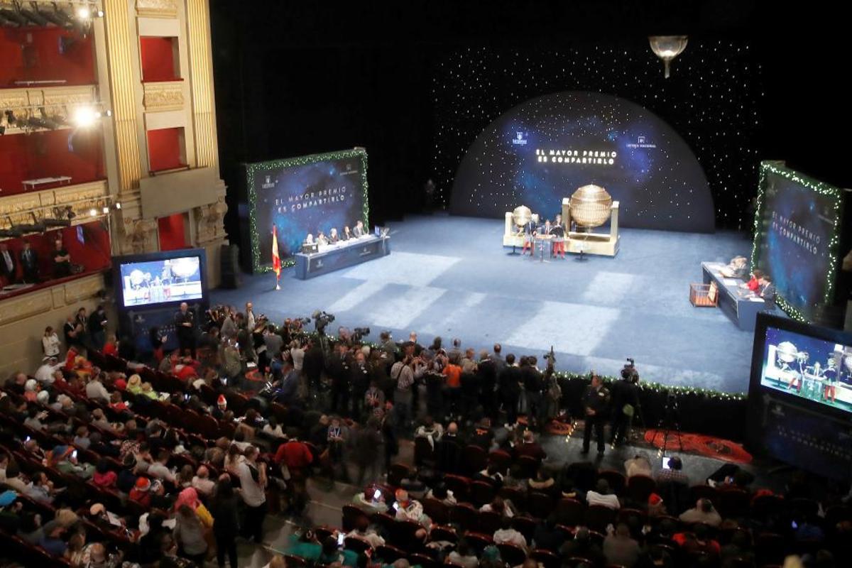 Vista general del Teatro Real donde se celebra el sorteo extraordinario de Lotería de Navidad, el más esperado del año, que repartirá hoy 2.380 millones de euros en premios (70 más que en 2016) a través de los 15 millones de premios que llenarán de alegría a miles de afortunados cuando los niños de San Ildefonso canten el número que llevan en sus bolsillos. EFE