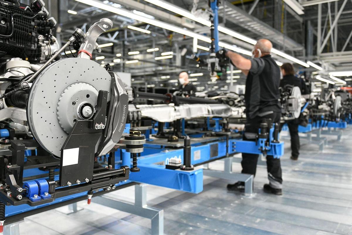 Trabajadores en una cadena de montaje automovilística en Alemania, en una fotografía de archivo. EFE/EPA/PHILIPP GUELLAND