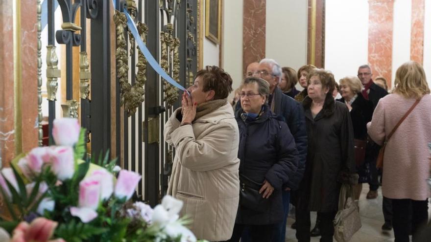 La Basílica ofrece un nuevo sistema para besar el manto