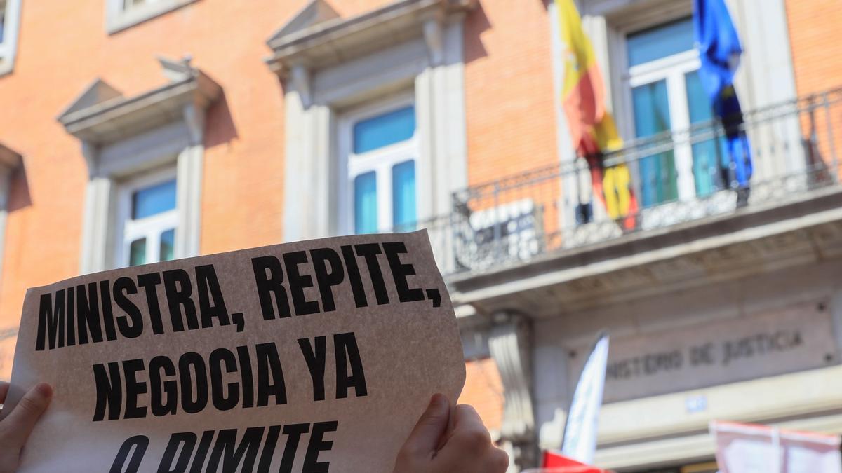 MADRID, 10/05/2023.- Concentración convocada por los sindicatos CSIF,STAJ, CCOO y UGT este miércoles frente al Ministerio de Justicia con ocasión de la décima jornada de huelga de funcionarios de este sector de la administración. EFE/Fernando Alvarado