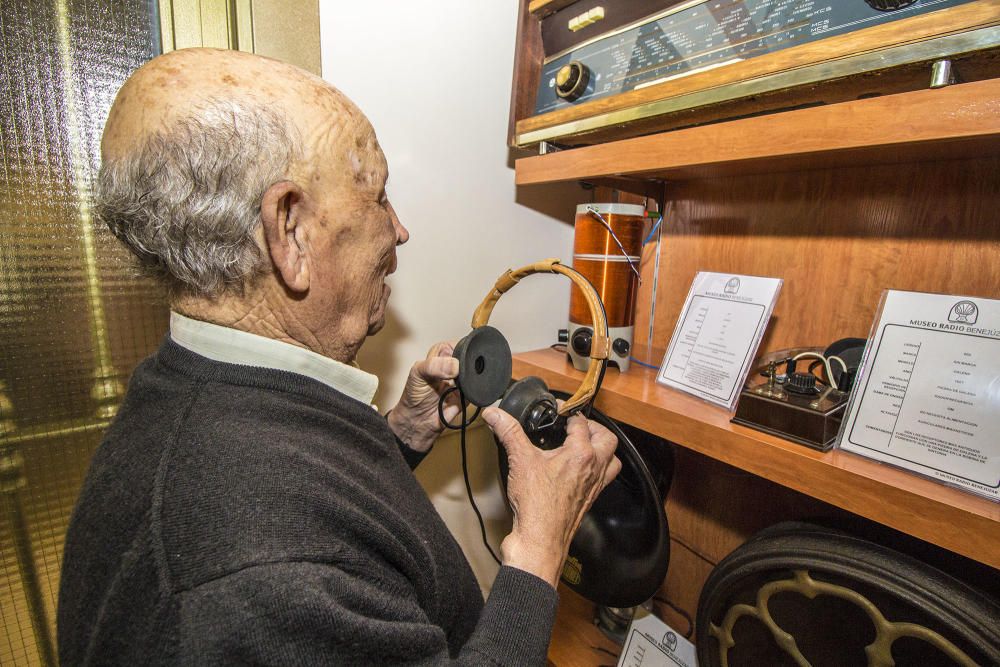 Un coleccionista atesora más de 400 aparatos radiofónicos de todo el mundo fabricados en los últimos 90 años