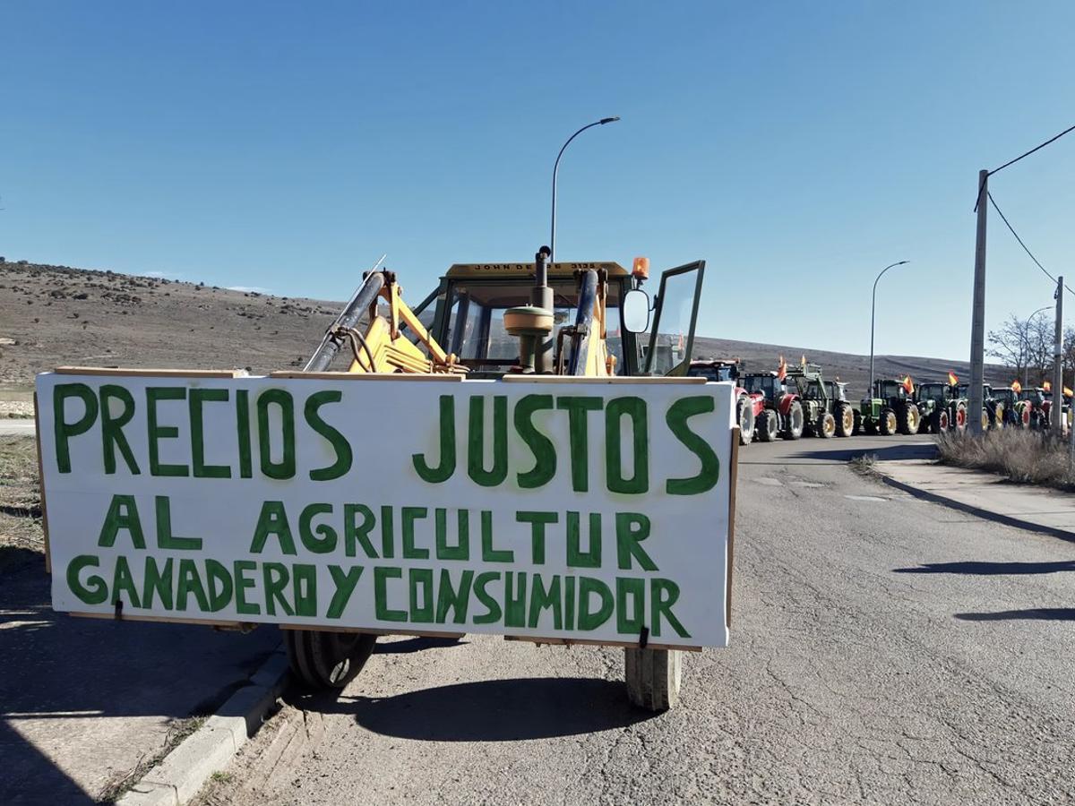 Uno de los tractores de la tractorada de agricultores y ganaderos de Molina de AragÃ³n (Guadalajara) con un cartel en el que se lee Precios justos al agricultor, ganadero y consumidor. Durante la jornada se seguirÃ¡ un recorrido de unos 5 kilÃ³metros por la Nacional 211 desde el polÃ­gono Los Tobares hasta el centro de Molina, donde se leerÃ¡ una tabla reivindicativa que se registrarÃ¡ en el Ayuntamiento para su entrega en el Ministerio de Agricultura, en Molina de AragÃ³n/ Guadalajara a 21 de febrero de 2020.