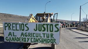 Uno de los tractores de la tractorada de agricultores y ganaderos de Molina de AragÃ³n (Guadalajara) con un cartel en el que se lee Precios justos al agricultor, ganadero y consumidor. Durante la jornada se seguirÃ¡ un recorrido de unos 5 kilÃ³metros por la Nacional 211 desde el polÃ­gono Los Tobares hasta el centro de Molina, donde se leerÃ¡ una tabla reivindicativa que se registrarÃ¡ en el Ayuntamiento para su entrega en el Ministerio de Agricultura, en Molina de AragÃ³n/ Guadalajara a 21 de febrero de 2020.