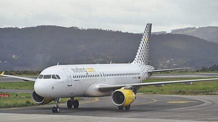 Un avión de Vueling, en Alvedro.