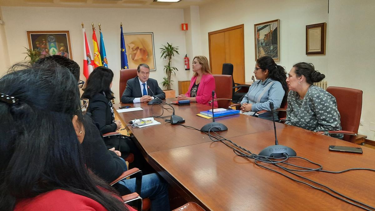 Familiares de las víctimas del 'Villa de Pitanxo', reunidos con Abel Caballero.