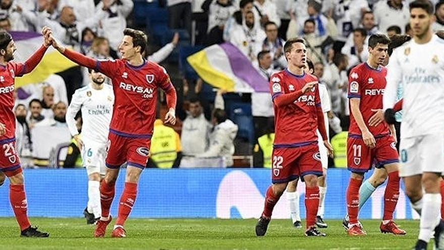 Los jugadores del Numancia celebran el primer gol del equipo.