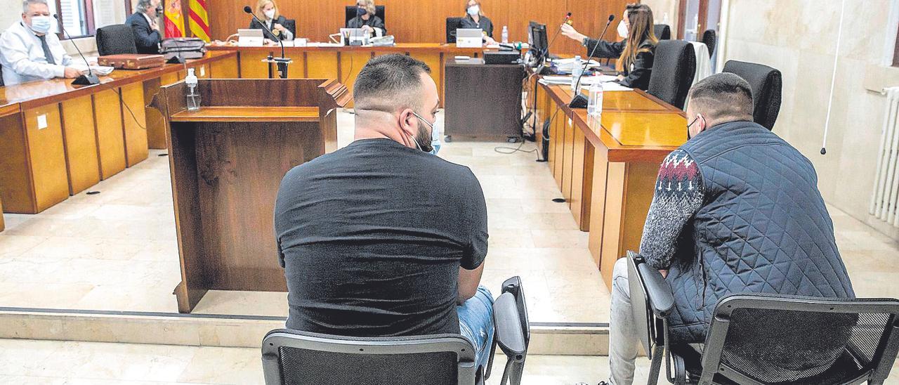 Los dos jóvenes acusados de la violación múltiple, ayer en el inicio del juicio en la Audiencia de Palma.