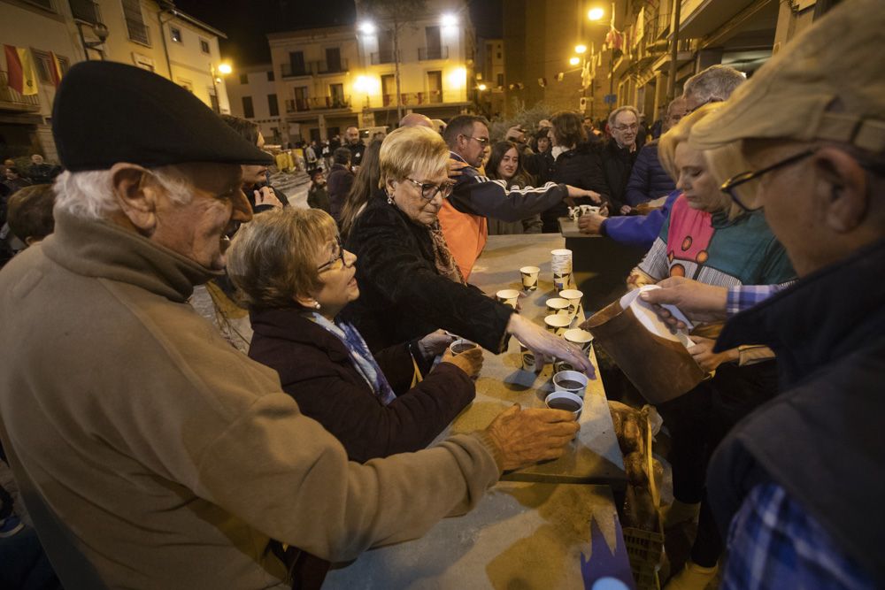 Sant Antoni arranca en Sagunt con la tradicional Plantà del Pi