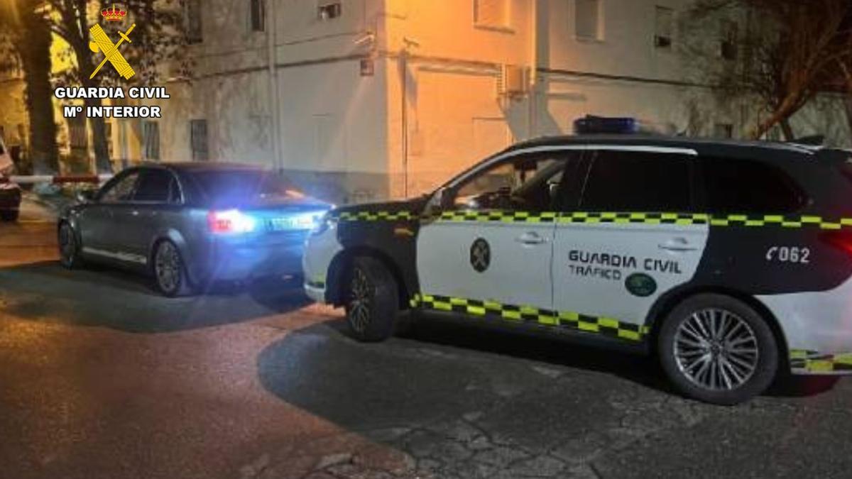 Imagen del vehículo sustraído en una gasolinera de El Burgo de Ebro.