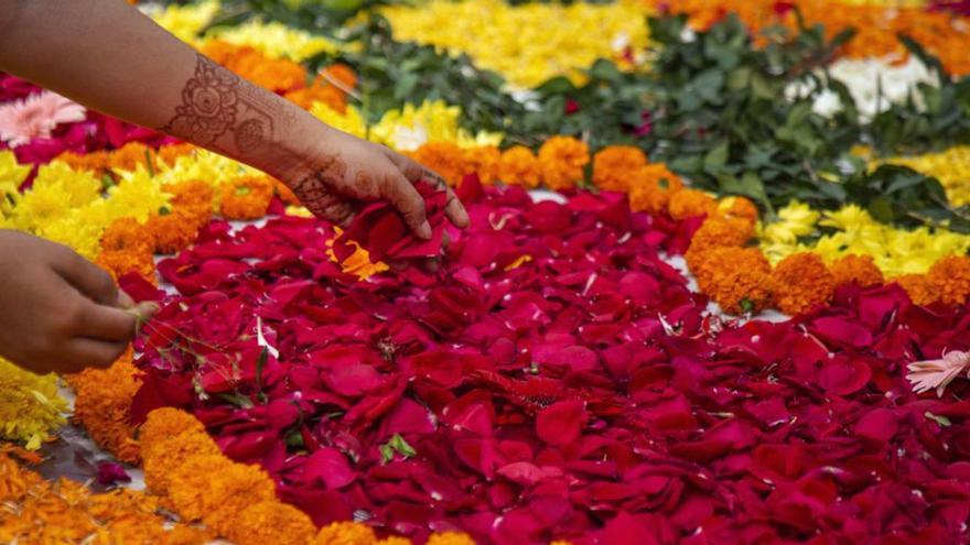 Flores para quienes lucharon por su lengua materna en Bangladesh