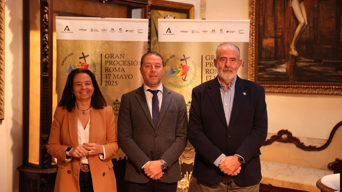 Paloma Saborido, delegada para organizar la procesión en Roma; Sergio Morales, hermano mayor de la Esperanza; y José Carlos Garín, presidente de la Agrupación de Cofradías.