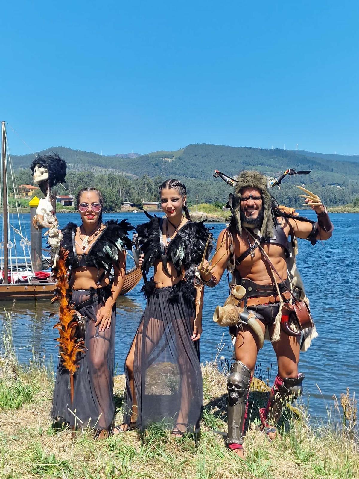 Verónica, Ainara y Javier, a orillas del río Ulla.