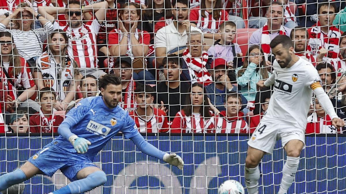 La parada salvadora de Dimitrievski, que celebró efusivamente el portero del Valencia CF