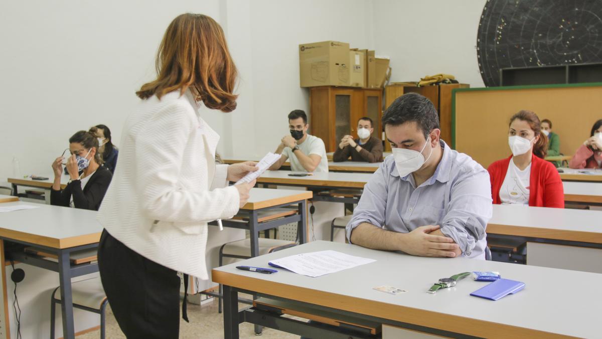 Reparto del examen a los opositores en la Universidad Laboral de Cáceres