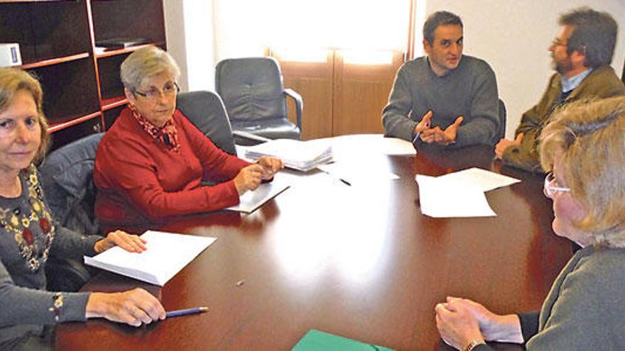 Cifre y representantes de Bóquer firman el convenio, ayer en Pollença.