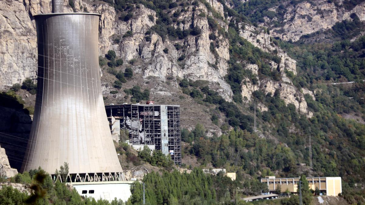 La gran xemeneia de la vella central tèrmica de Cercs