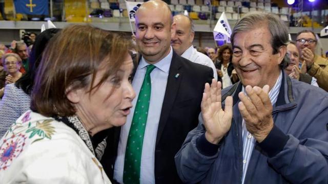 Álvarez Cascos aplaude a Carmen Moriyón ante Pedro Leal.