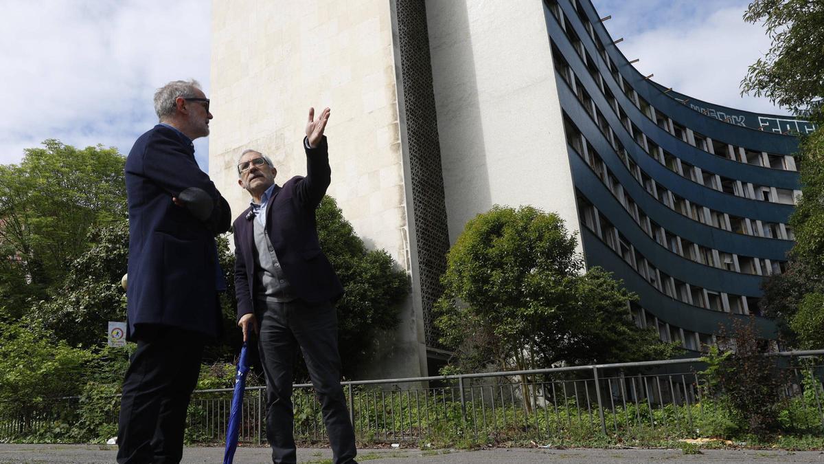 Rafael Cofiño, a la izquierda, y Gaspar Llamazares, este lunes en el viejo HUCA.