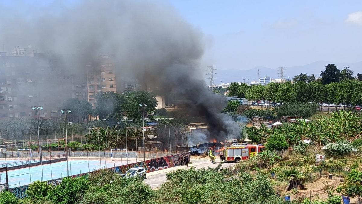 Policía Local y bomberos han acudido a los huertos para sofocar el incendio.