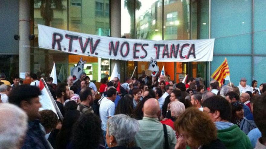 Un millar de personas protestan en Alicante por el cierre de RTVV