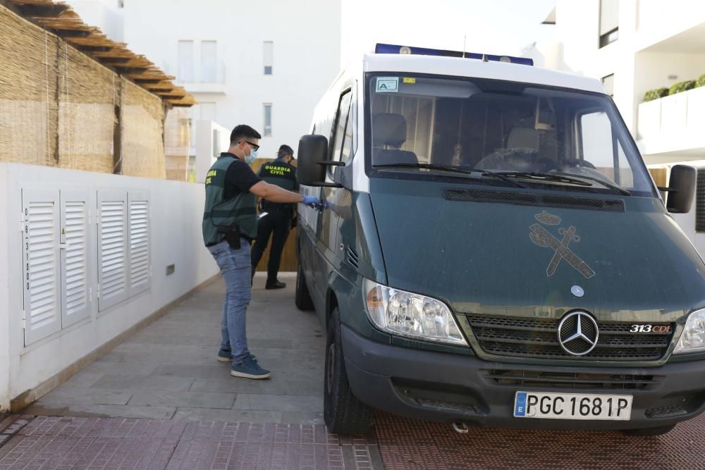 Registro policial en un piso de Jesús