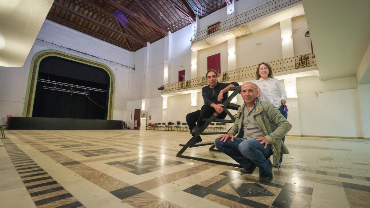 Adrián Rodríguez, presidente, junto a Óscar Alonso y María Arenas, miembros de la junta directiva.