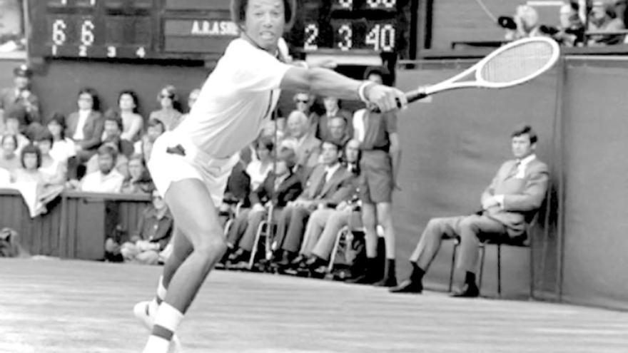 Arthur Ashe devuelve una bola, durante la final de Wimbledon ante Connors.