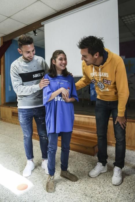 Los jugadores del Real Oviedo Valera y Vila visitan el colegio de educación especial de Latores