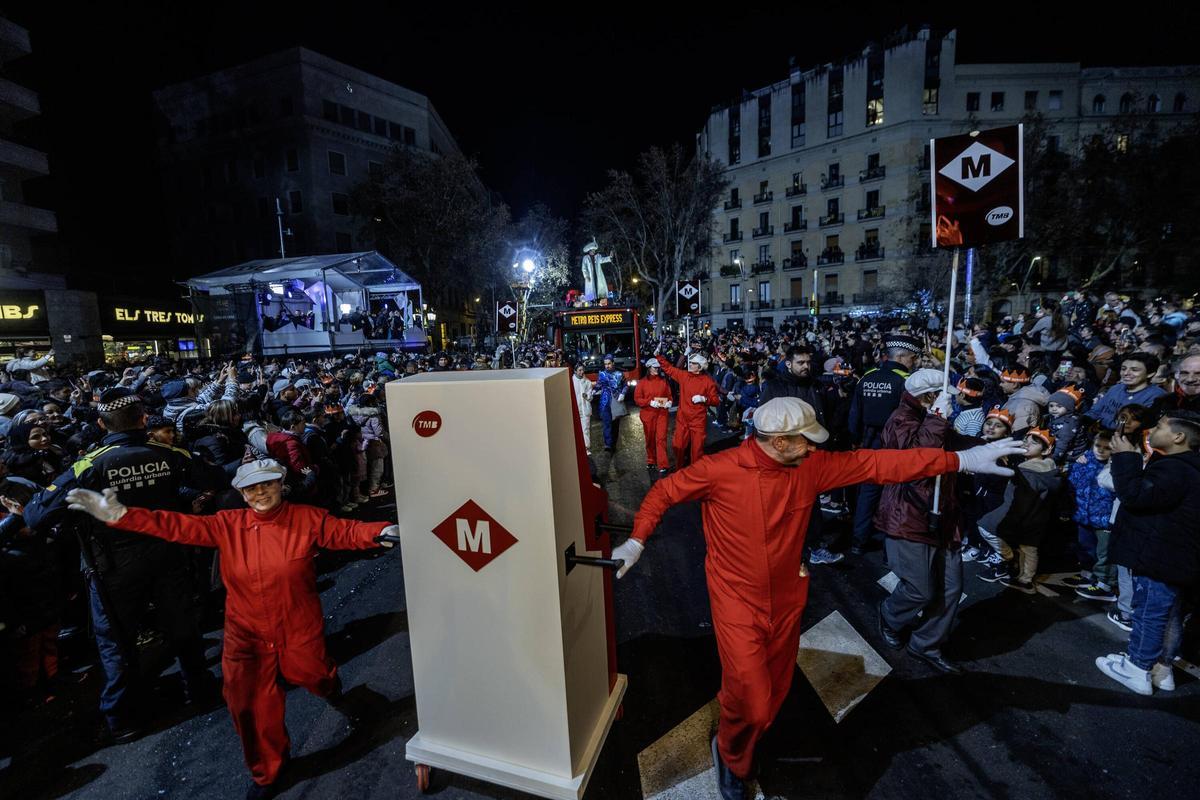 Miles de personas colman la costa de Barcelona para dar la bienvenida a los Reyes Magos