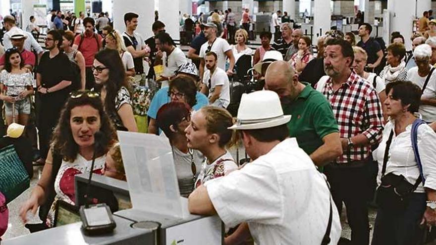 Centenares de turistas esperan en el  mostrador en el aeropuerto de Son Sant Joan ese verano.