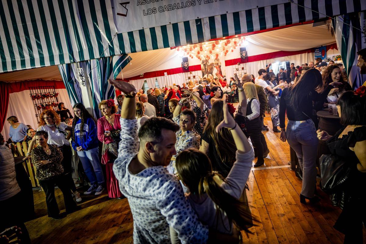 Ambiente de la Feria de Abril de Barcelona, este viernes, 3 de mayo.