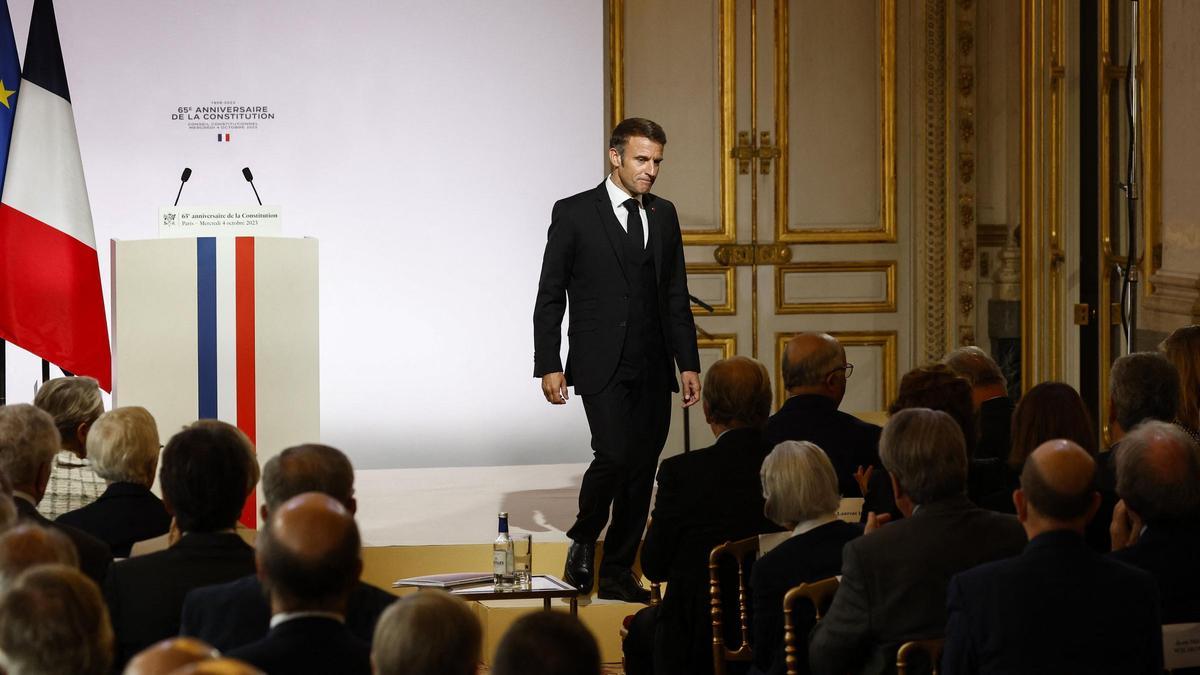 Emmanuel Macron se baja del estrado tras dar un discurso en el marco del 65 aniversario de la constitución.