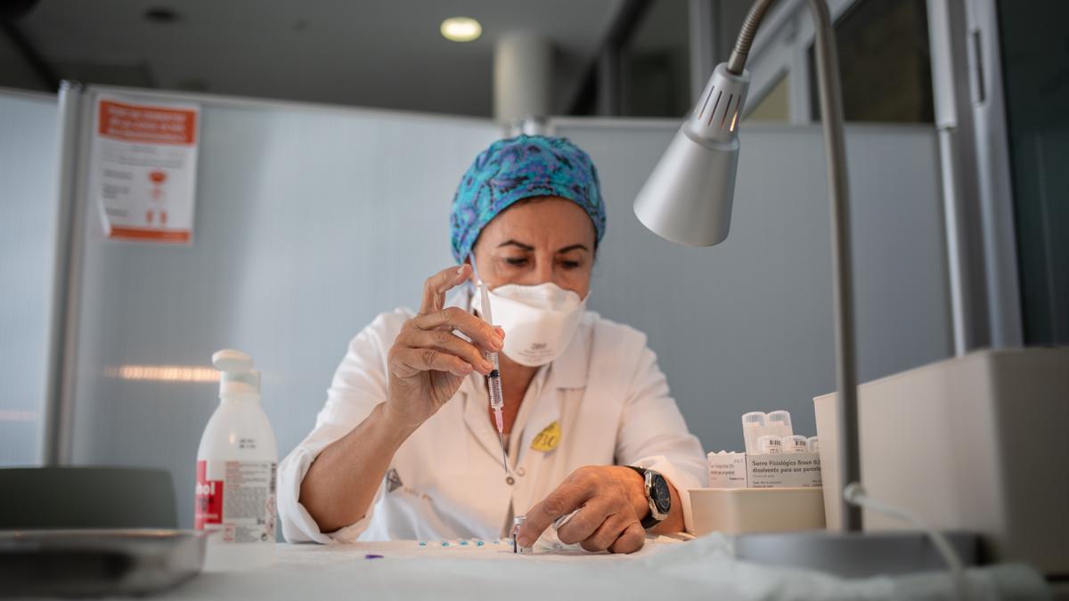 Una enfermera prepara la vacuna de Pfizer-BioNtech contra la covid-19. Una enfermera prepara la vacuna de Pfizer-BioNtech contra la covid-19.