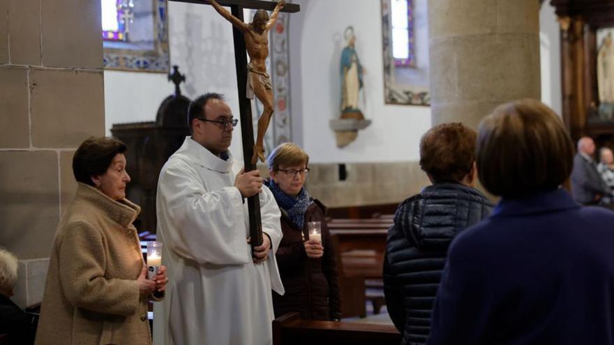 La celebración, ayer, del vía crucis en San Nicolás de Bari. | Miki López