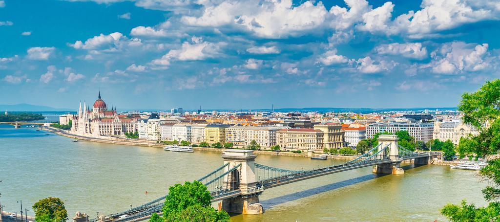 Vista de Budapest y el Danubio, con el Puente de las Cadenas y, al fondo, el Parlamento.