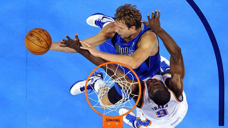 Ibaka disputa un rebote con Nowitzki.