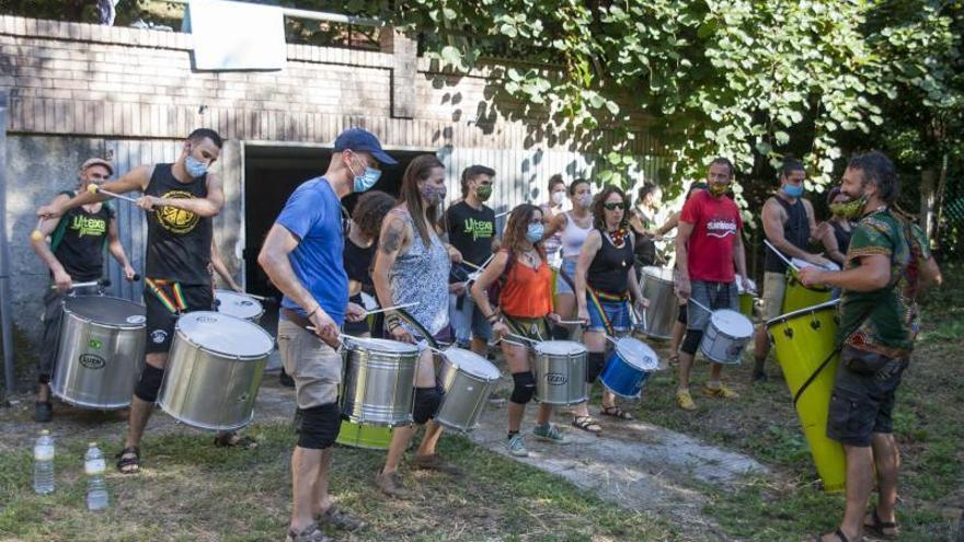 Ensayo de batucada en el anterior Merza Percusión.   | // BERNABÉ/ANA AGRA