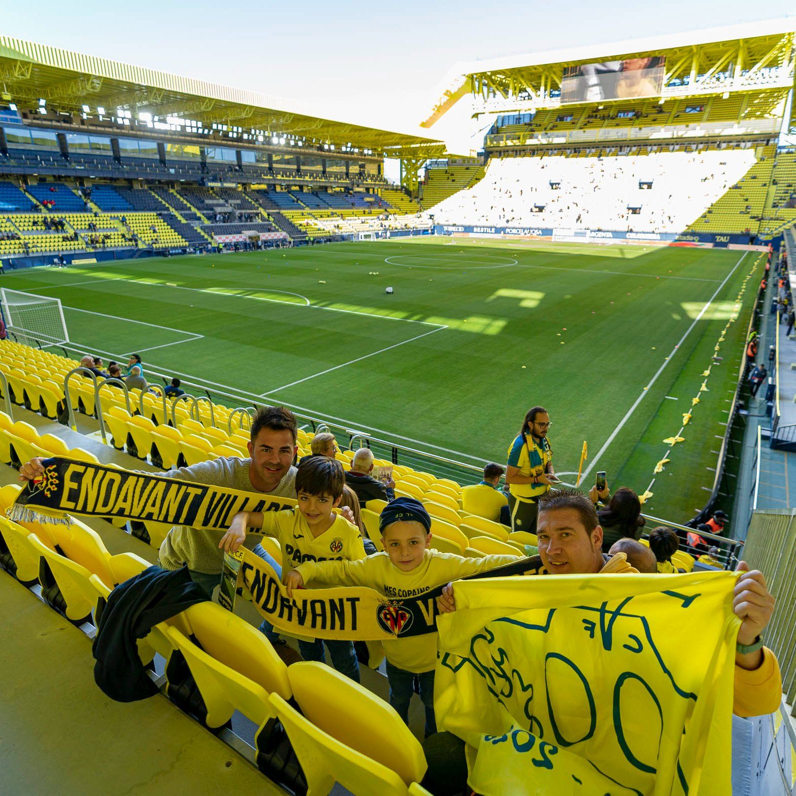 Galería | El gran ambiente en el reestreno del Estadio de la Cerámica