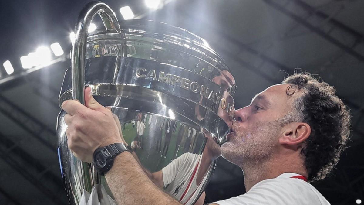 Gaby Milito, con su primer trofeo como entrenador