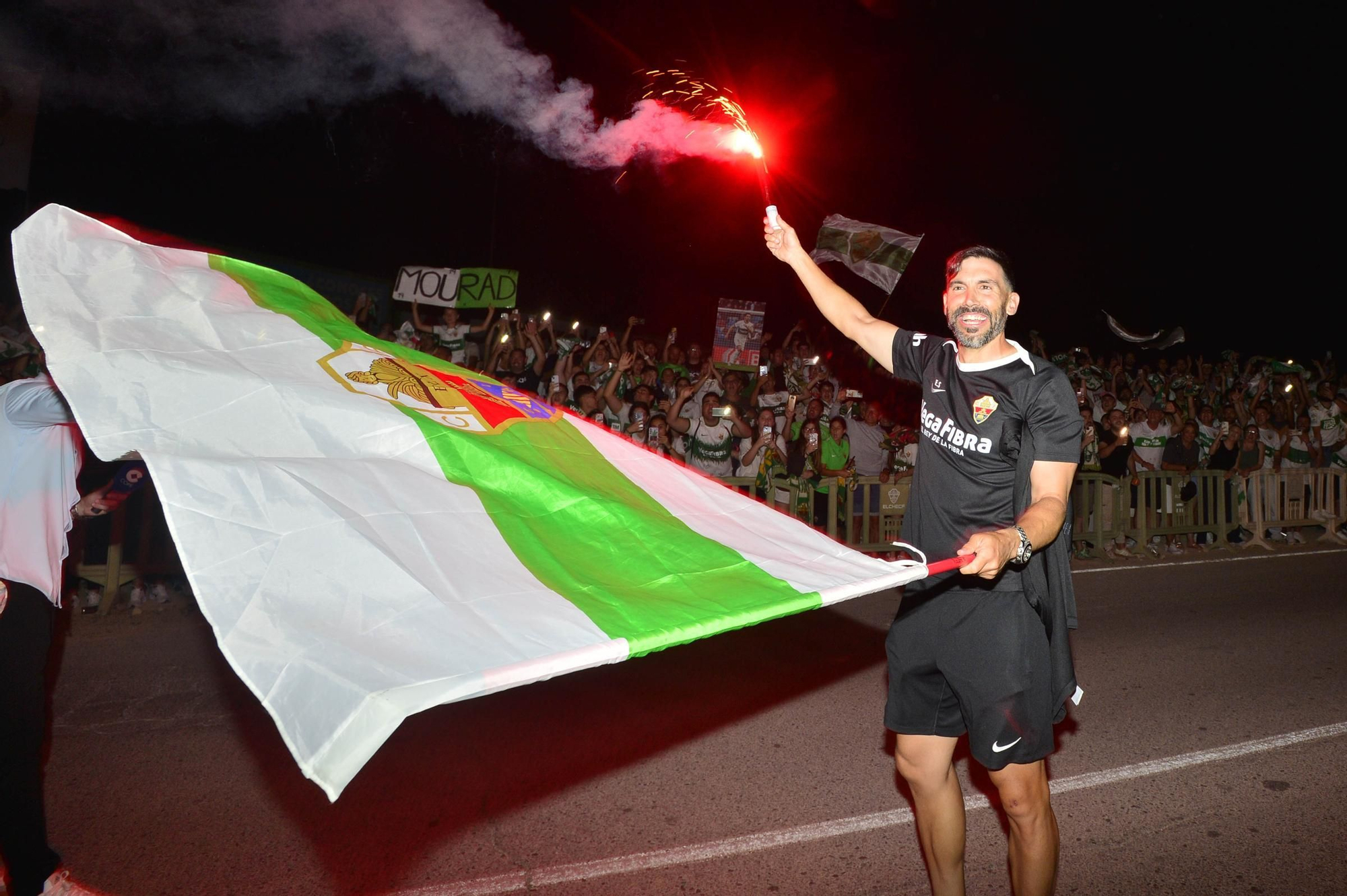 La afición del Elche recibe a los héroes del ascenso a su llegada al Martínez Valero