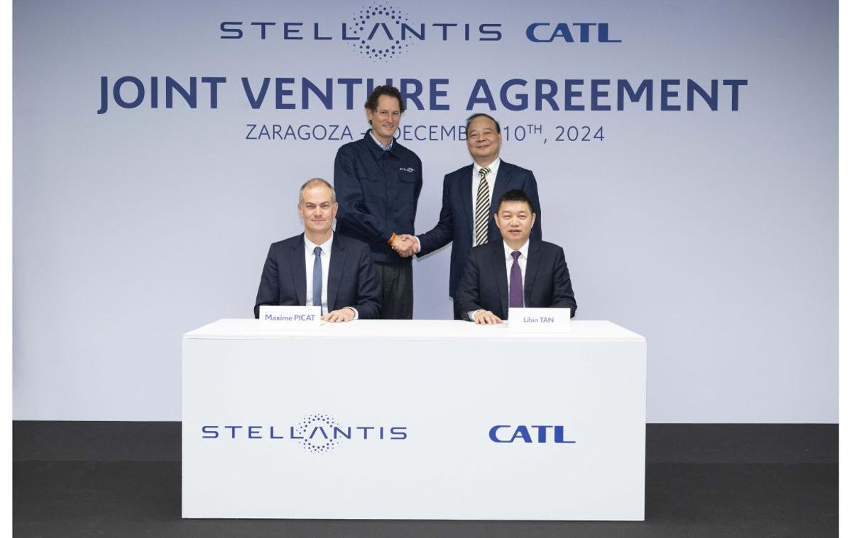 John Elkaan y Robin Zhen, presidentes de Stellantis y CATL, firmaron en diciembre de 2024 la creación de la 'join venture' para la gigafactoría de baterías en Aragón.