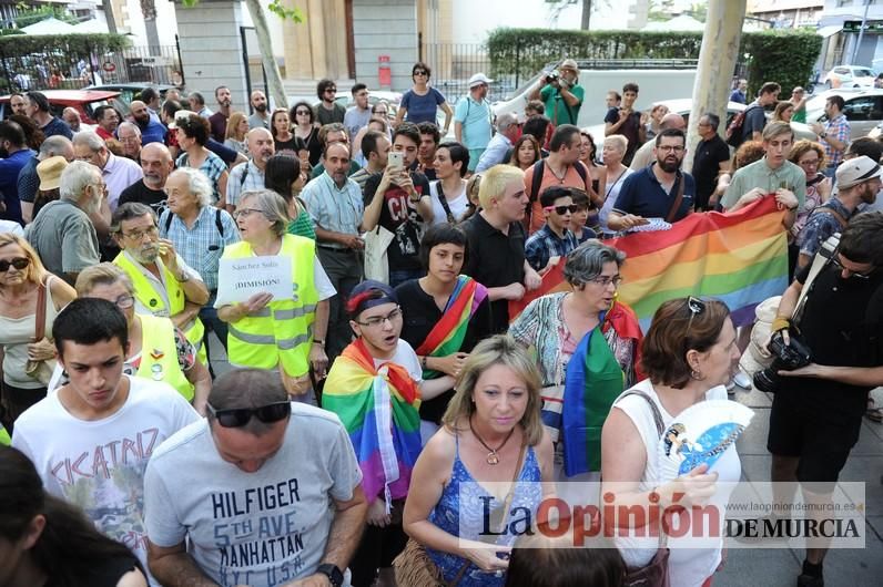 Concentración LGTBI en protesta por la manifestación neonazi del sábado