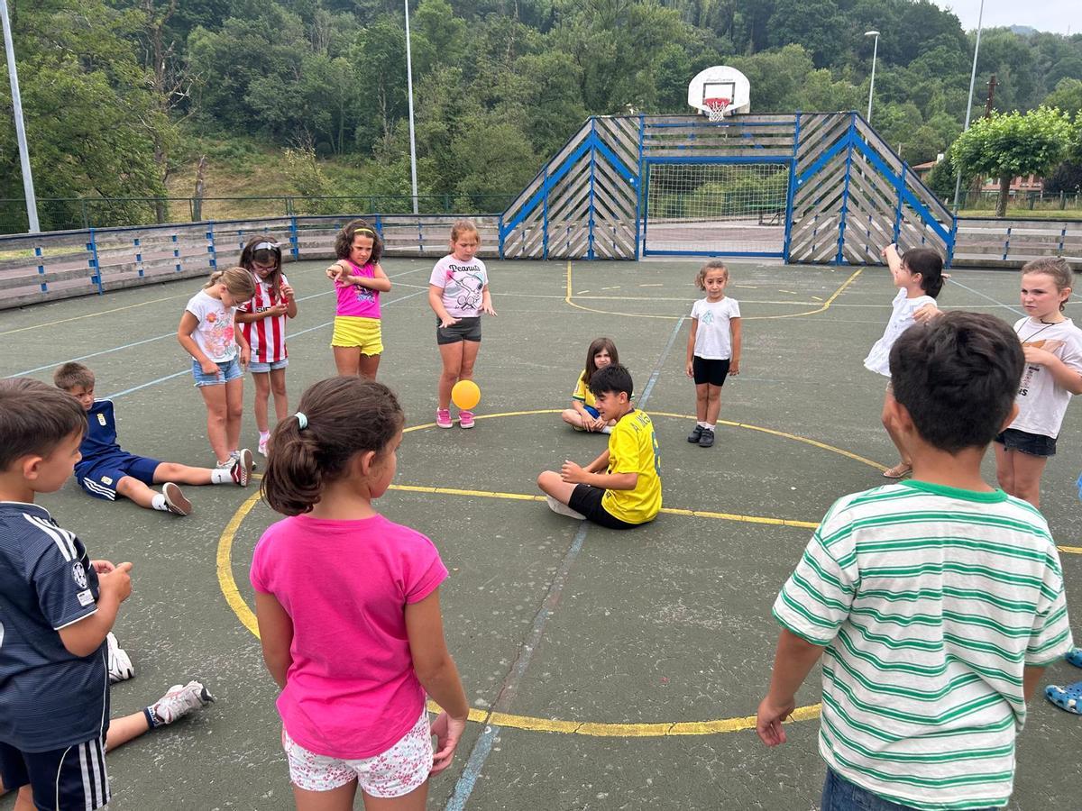 EN IMÁGENES: Niños participando en juegos en Lieres en las colonias urbanas de Siero