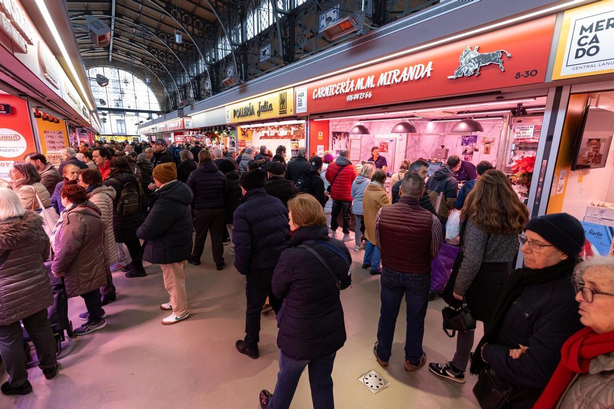 En imágenes | Llenazo en el Mercado Central para las últimas compras antes de Navidad