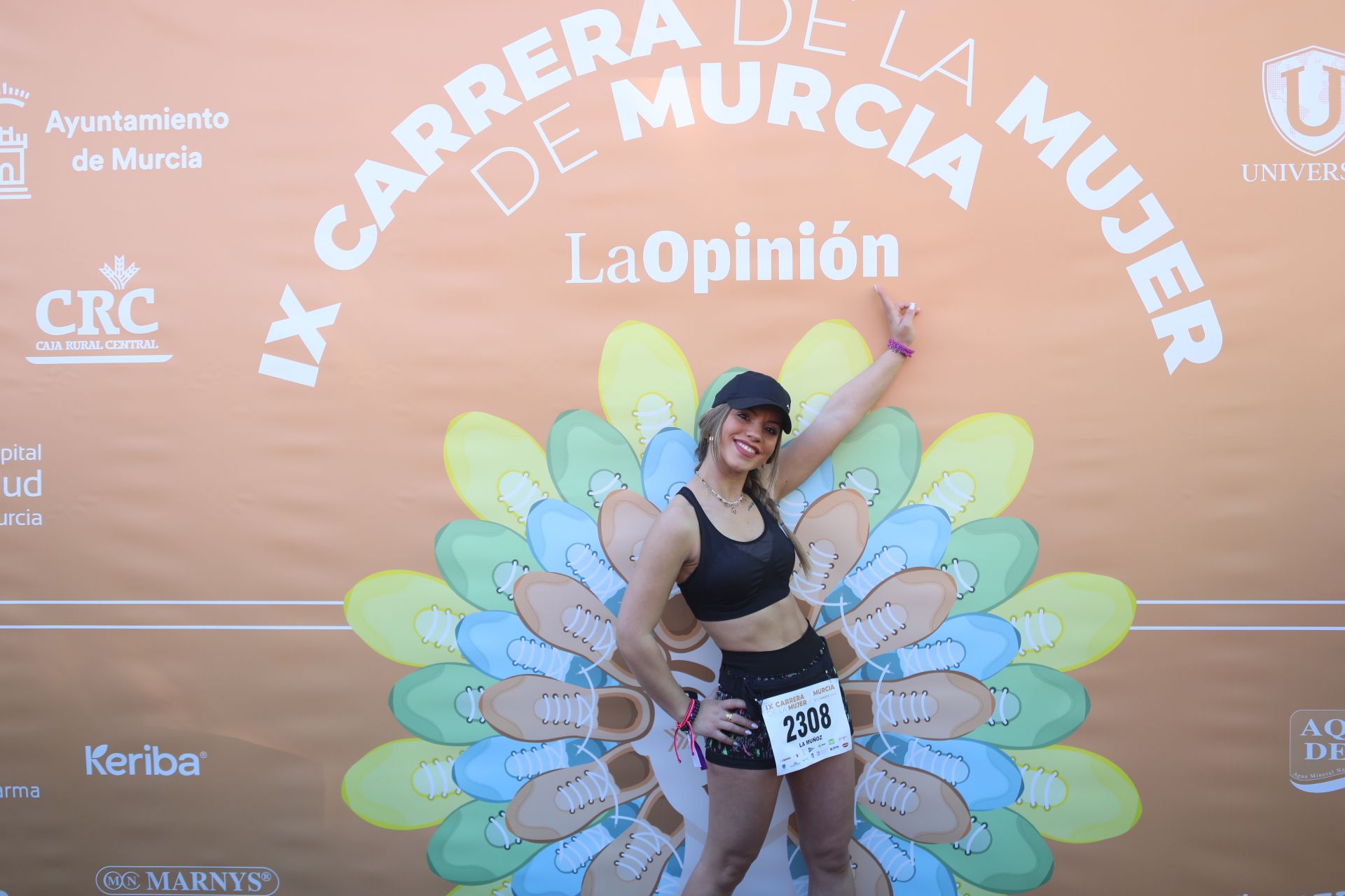 Las participantes posan en el photocall tras finalizar la Carrera de la mujer de Murcia