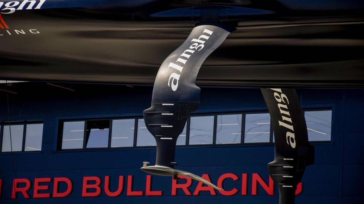 Los 'foils' del nuevo AC75 del equipo de la Copa América de vela Alinghi Red Bull Racing, el día de su botadura en el Port Vell de Barcelona.