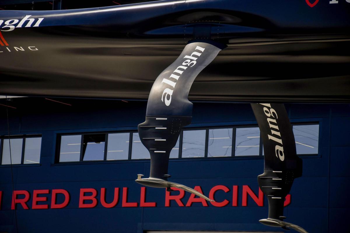 Los 'foils' del nuevo AC75 del equipo de la Copa América de vela Alinghi Red Bull Racing, el día de su botadura en el Port Vell de Barcelona.