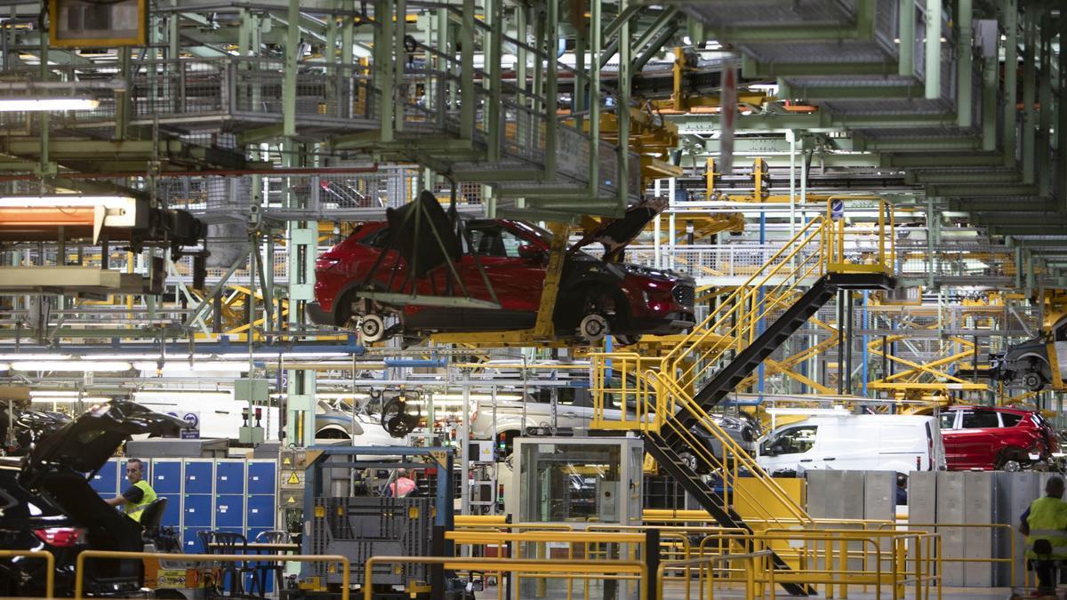 Un coche en producción en Ford Almussafes, en una imagen de archivo.