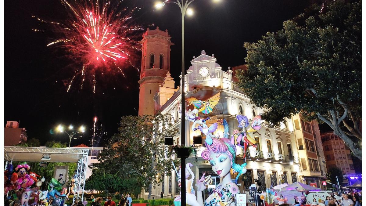 19 castillos de fuegos iluminaron al unísono el cielo de Burriana durante la 'Nit del Foc'.